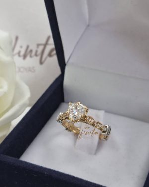 anillo_elegancia_dorada_joyasinfinita